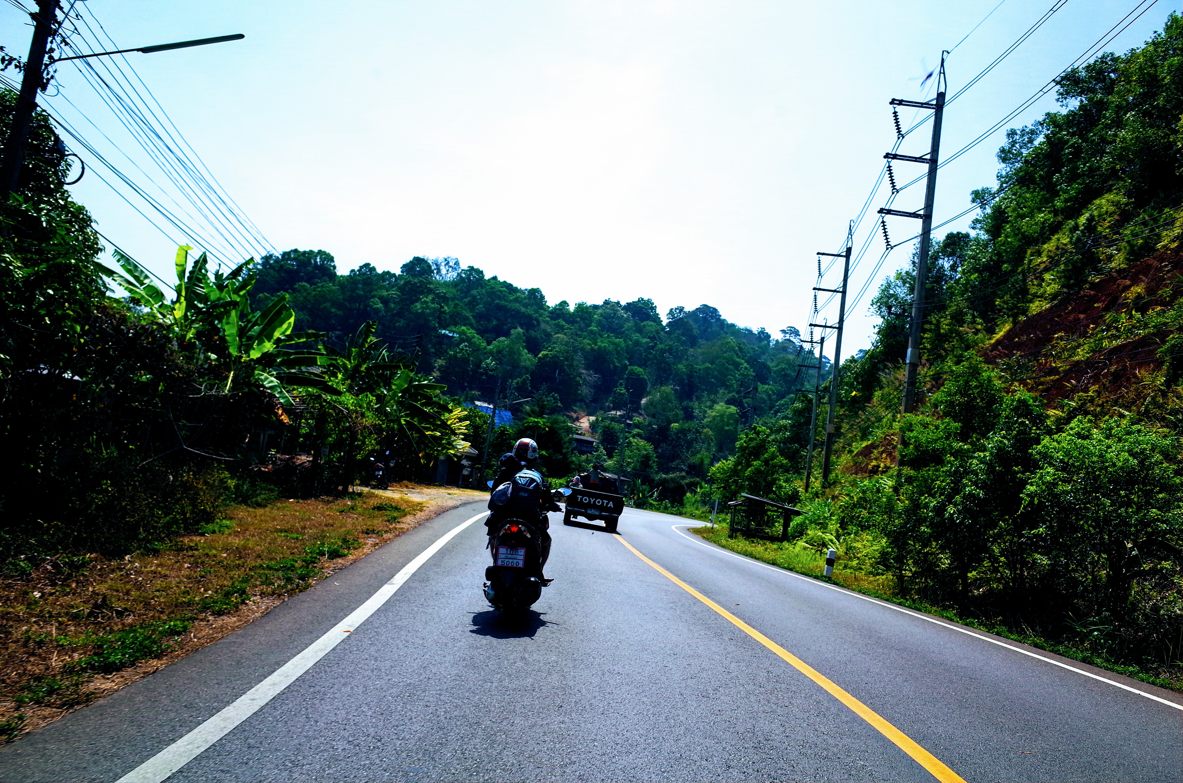 パーイからチェンマイへ向かうバイクの後ろ姿の写真です。